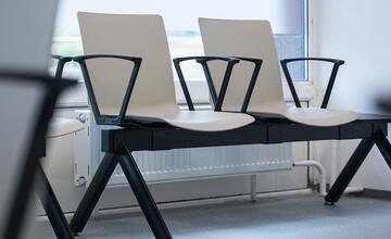 FOTO: Žiar nad Hronom otvorí novú autobusovú čakáreň. Ako to v nej vyzerá?