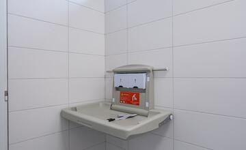 FOTO: Žiar nad Hronom otvorí novú autobusovú čakáreň. Ako to v nej vyzerá?