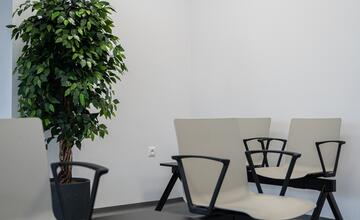 FOTO: Žiar nad Hronom otvorí novú autobusovú čakáreň. Ako to v nej vyzerá?