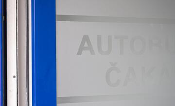 FOTO: Žiar nad Hronom otvorí novú autobusovú čakáreň. Ako to v nej vyzerá?