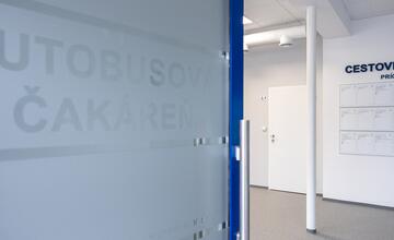 FOTO: Žiar nad Hronom otvorí novú autobusovú čakáreň. Ako to v nej vyzerá?