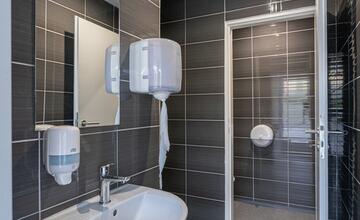 FOTO: Žiar nad Hronom otvorí novú autobusovú čakáreň. Ako to v nej vyzerá?