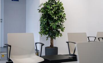 FOTO: Žiar nad Hronom otvorí novú autobusovú čakáreň. Ako to v nej vyzerá?