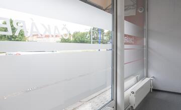 FOTO: Žiar nad Hronom otvorí novú autobusovú čakáreň. Ako to v nej vyzerá?