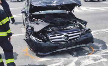 FOTO: Pri nehode v Banskej Bystrici sa zranili štyria ľudia