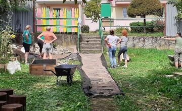 FOTO: Komunitná záhrada Poľná prechádza úžasnou zmenou. Sú za tým iniciatívni Radvančania