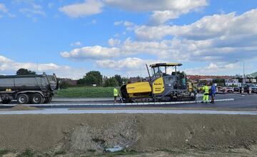 FOTO: Práce na kruhovom objazde na Rákoši napredujú. Pozrite si aktuálne zábery