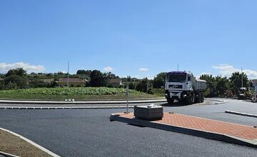 FOTO: Práce na kruhovom objazde na Rákoši napredujú. Pozrite si aktuálne zábery