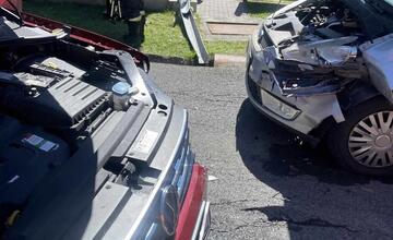 FOTO: Pri Brezne sa zrazili dve autá. Jednu osobu transportovali na urgentný príjem