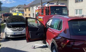 FOTO: Pri Brezne sa zrazili dve autá. Jednu osobu transportovali na urgentný príjem