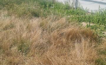 FOTO: Poškodené športové ihrisko v Radvani