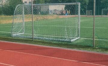 FOTO: Poškodené športové ihrisko v Radvani