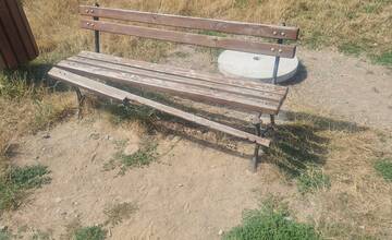 FOTO: Poškodené športové ihrisko v Radvani