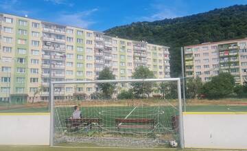 FOTO: Poškodené športové ihrisko v Radvani