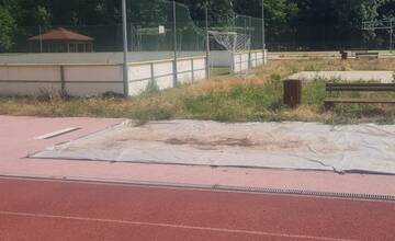 FOTO: Poškodené športové ihrisko v Radvani