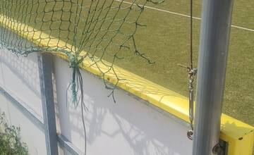 FOTO: Poškodené športové ihrisko v Radvani