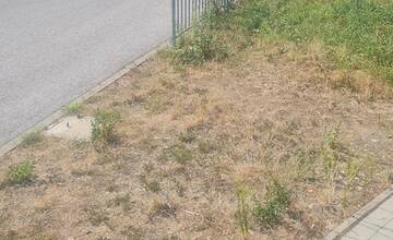 FOTO: Poškodené športové ihrisko v Radvani