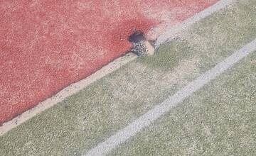 FOTO: Poškodené športové ihrisko v Radvani