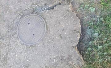 FOTO: Poškodené športové ihrisko v Radvani