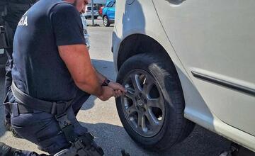 FOTO: Svalnatí policajti zo Zvolena pomohli žene v núdzi. Aké slová im adresovala?