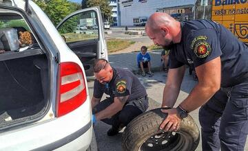 FOTO: Svalnatí policajti zo Zvolena pomohli žene v núdzi. Aké slová im adresovala?
