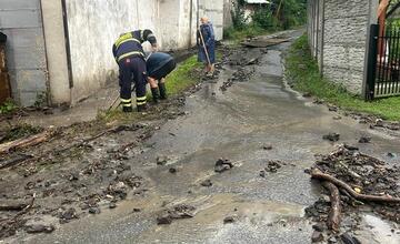 FOTO: Búrka potrápila aj Žarnovicu. Pozrite si, kde pomáhali miestni hasiči
