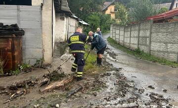 FOTO: Búrka potrápila aj Žarnovicu. Pozrite si, kde pomáhali miestni hasiči
