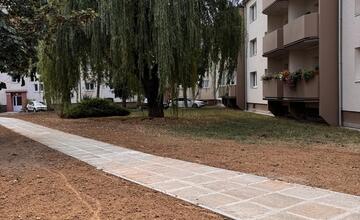 FOTO: Žiar nad Hronom použil materiál z kaštieľa na rekonštrukciu chodníka