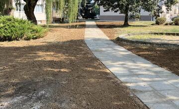 FOTO: Žiar nad Hronom použil materiál z kaštieľa na rekonštrukciu chodníka