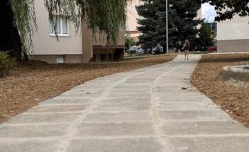 FOTO: Žiar nad Hronom použil materiál z kaštieľa na rekonštrukciu chodníka