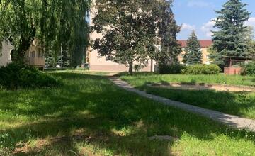 FOTO: Žiar nad Hronom použil materiál z kaštieľa na rekonštrukciu chodníka