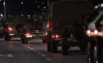 FOTO: Nočná vojenská prehliadka v Banskej Bystrici