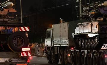 FOTO: Nočná vojenská prehliadka v Banskej Bystrici