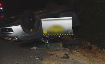 FOTO: Taxikár pri Poltári čelne nabúral do iného vozidla, zranila sa jedna osoba