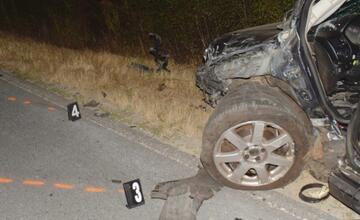 FOTO: Taxikár pri Poltári čelne nabúral do iného vozidla, zranila sa jedna osoba