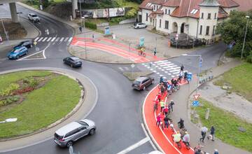 FOTO: Zamestnanci mestského úradu dostali nové e-bicykle