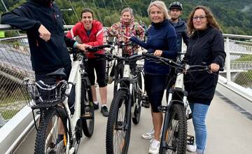 FOTO: Zamestnanci mestského úradu dostali nové e-bicykle