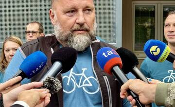 FOTO: Zamestnanci mestského úradu dostali nové e-bicykle