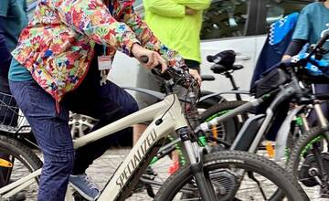 FOTO: Zamestnanci mestského úradu dostali nové e-bicykle