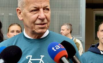 FOTO: Zamestnanci mestského úradu dostali nové e-bicykle