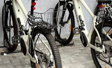 FOTO: Zamestnanci mestského úradu dostali nové e-bicykle