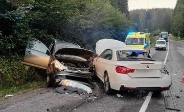 FOTO: Neďaleko Kremnice došlo k nehode dvoch áut. Cestu museli uzatvoriť