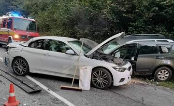 FOTO: Neďaleko Kremnice došlo k nehode dvoch áut. Cestu museli uzatvoriť