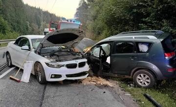 FOTO: Neďaleko Kremnice došlo k nehode dvoch áut. Cestu museli uzatvoriť