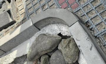 FOTO: Nové parkovisko v Banskej Bystrici ešte nedokončili, ale už sú s ním problémy