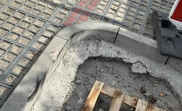 FOTO: Nové parkovisko v Banskej Bystrici ešte nedokončili, ale už sú s ním problémy