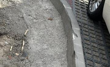 FOTO: Nové parkovisko v Banskej Bystrici ešte nedokončili, ale už sú s ním problémy