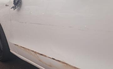 FOTO: Zvolenčanke poškodili auto. Vinníkovi odkazuje, aby sa prihlásil