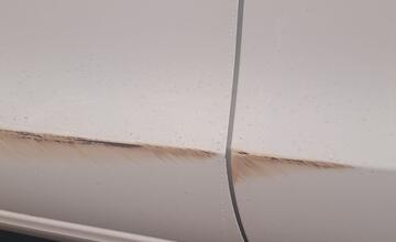 FOTO: Zvolenčanke poškodili auto. Vinníkovi odkazuje, aby sa prihlásil