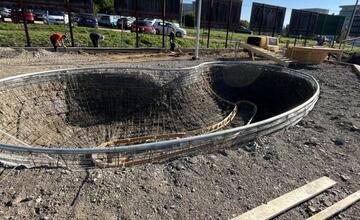 FOTO: V Banskej Bystrici napreduje výstavba skateparku a hokejbalového ihriska